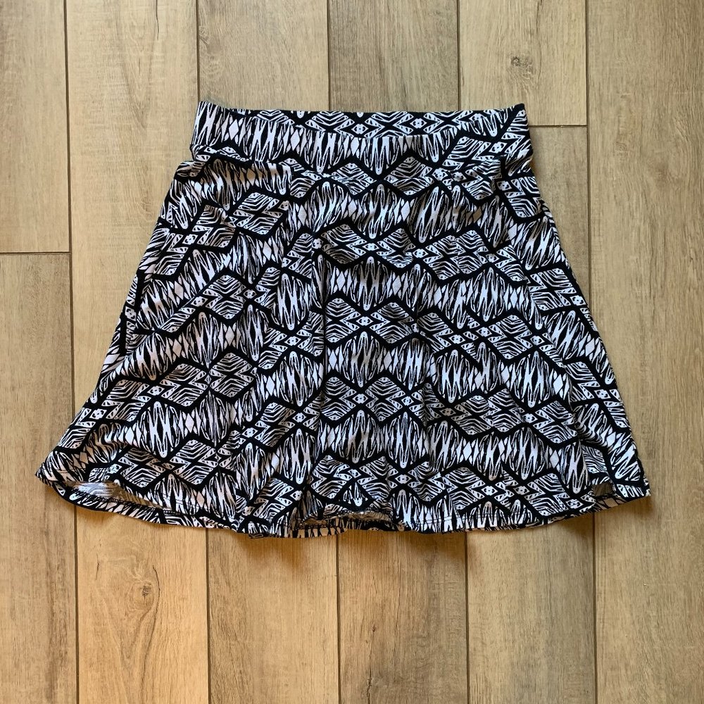 Decree Black & White High Waisted Skater Skirt Juniors Size Medium - Picture 2 of 6